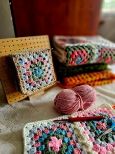 Crocheted blanket with yarn; photo Srozan Nadzmi
